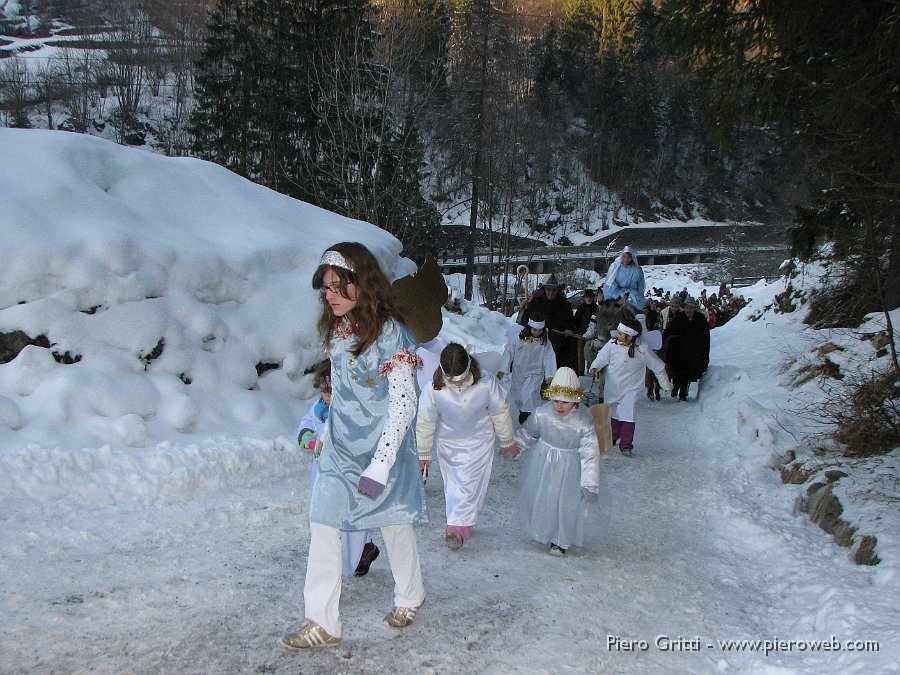 presepio 113.jpg - ...sulla strada innevata